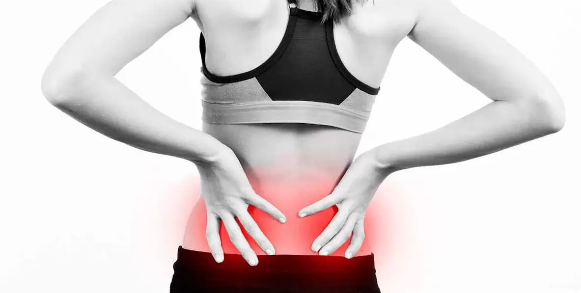 Dor na região lombar, que pode ser aliviada com exercícios e posição correta do corpo